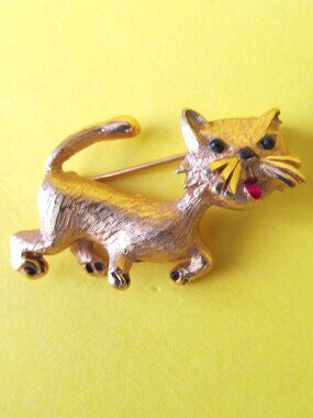 Vintage Gold tone Cat brooch